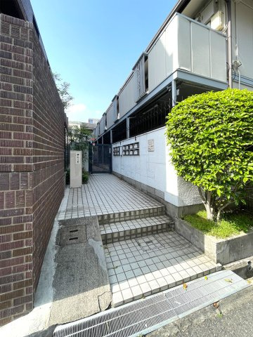 グリーンフラット岡本のエントランス