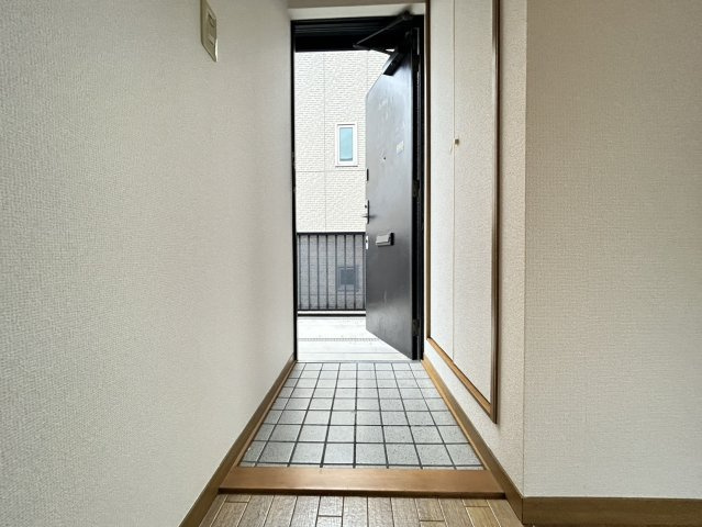 西宮市松原町のアパートの玄関