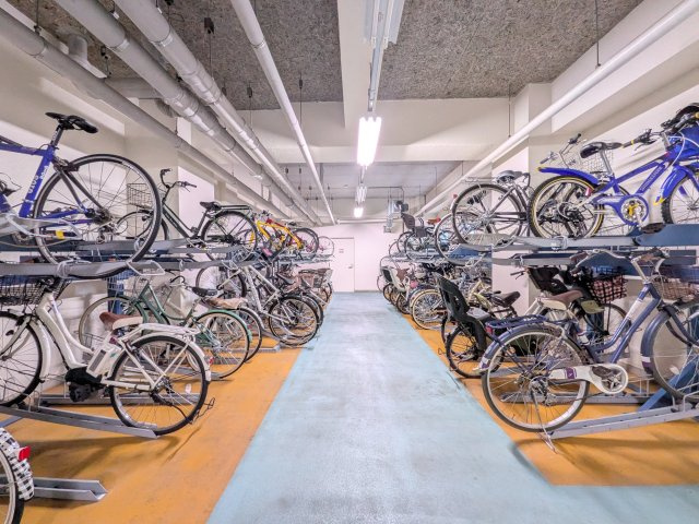 メゾン新御影の駐輪場|自転車をお停めいただく場合は建物南側のスロープから入ります。そのため、正面エントランスから入る歩行者の方とバッティングすることがございません。
