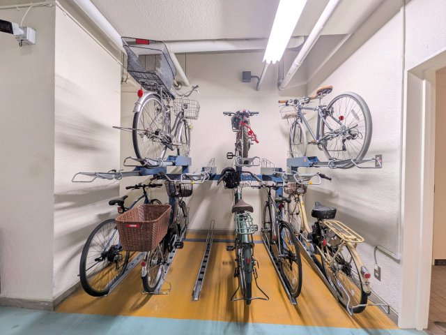 メゾン新御影の駐輪場|自転車をお停めいただく場合は建物南側のスロープから入ります。そのため、正面エントランスから入る歩行者の方とバッティングすることがございません。