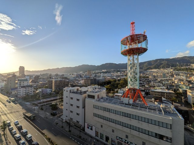 メゾン新御影の展望|共用廊下から見た北側の眺望です。北側から廊下にかけて通る風が心地良い空間を演出しております。