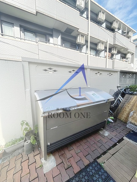 ベルメゾン新宿のその他共用部分|敷地内ゴミ置き場です。