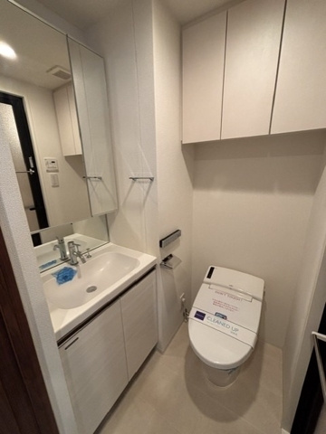【洗面所】 | 新品家具付きマンション世田谷27(KaGood東京) | 脱衣スペースもあります