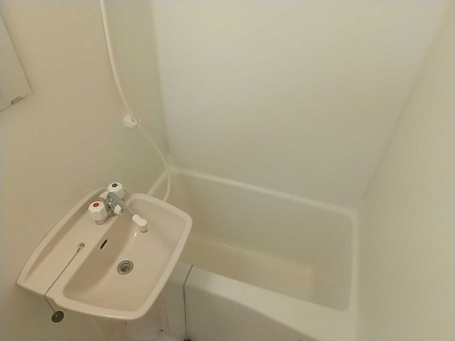 レオパレスいずみの浴室|日々の疲れを癒すお風呂付です