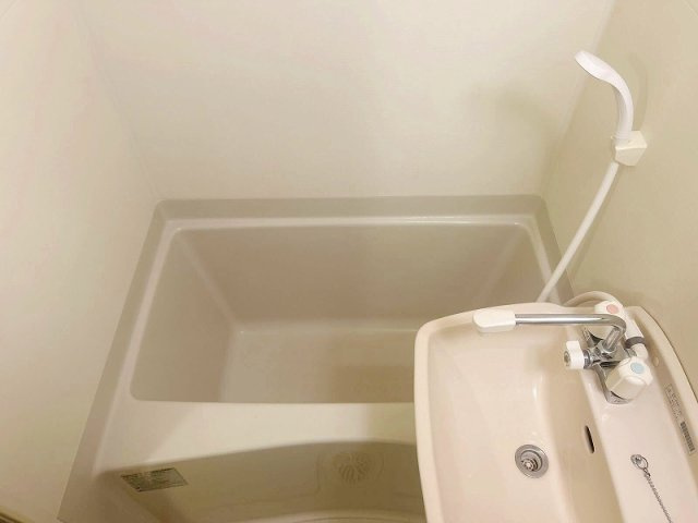 レオパレスグレイシャスの浴室|ゆったり過ごせるお風呂です