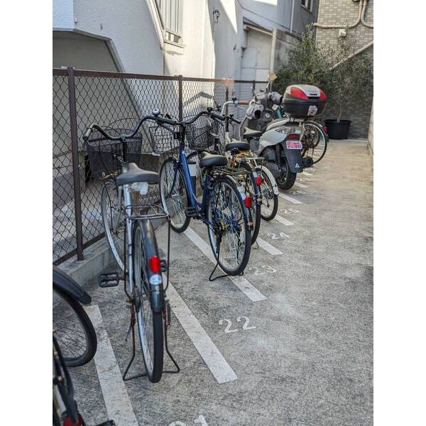 オクトレーベン新大阪の駐車場
