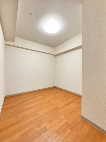サンクレイドル磐田の洋室|こちらは5帖の洋室。プライバシー確保のため家具は消してあります。