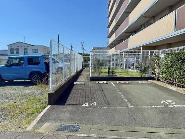 サンクレイドル磐田の駐車場|４４番はお部屋専用の駐車場です。平面で１台確保されているのが嬉しいですね。