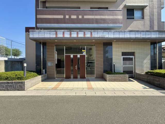 サンクレイドル磐田の外観|マンションの外観！落ち着いた佇まいの入り口ですよ。
