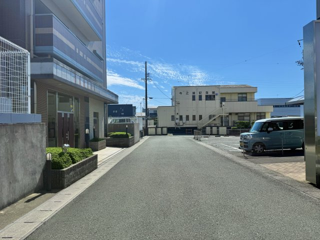 サンクレイドル磐田の周辺|全面道路は車どおりがほとんど無いので、安心して敷地内に入ることができます。