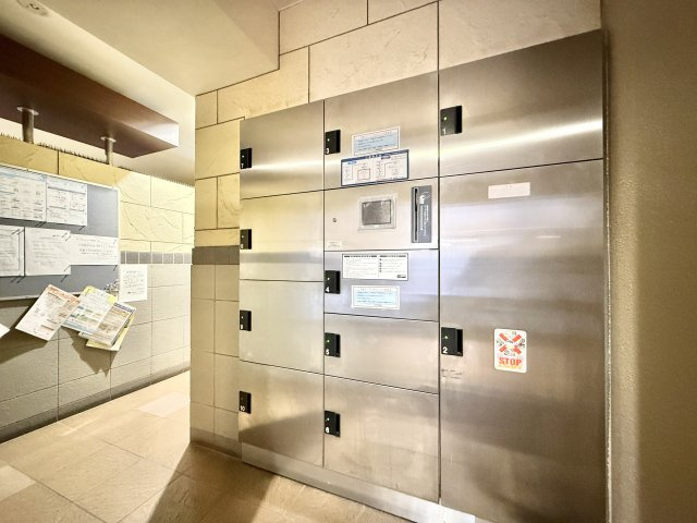 サンクレイドル磐田のその他共用部分|宅配ボックスも設置されているので、不在時の荷物も安心です。