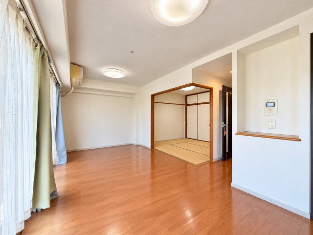 サンクレイドル磐田の居間・リビング|キッチンから見えるLDKの景色です。プライバシー確保のため、家具は消してあります。