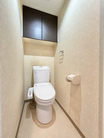 サンクレイドル磐田のトイレ|トイレ上部には棚が備えつけられているので、トイレットペーパー等を収納し、すっきりとみせることができます。