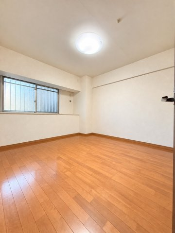 サンクレイドル磐田の洋室|こちらは6帖の洋室。窓があり明るい空間です。プライバシー確保のため家具は消しております。