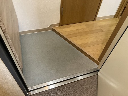 カフェコートの玄関