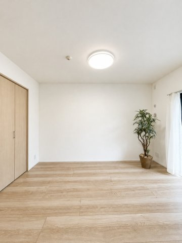 クレストフォルム清澄庭園の洋室|南西向きの明るい洋室約6.0帖