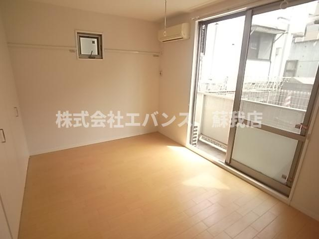 【居間・リビング】 | シャルム中央 | こちらのリビングで趣味の時間をお楽しみください