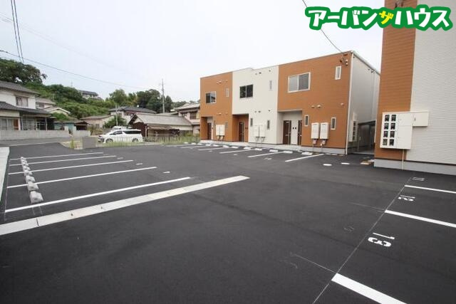 カーサ・パーチェ南棟の駐車場
