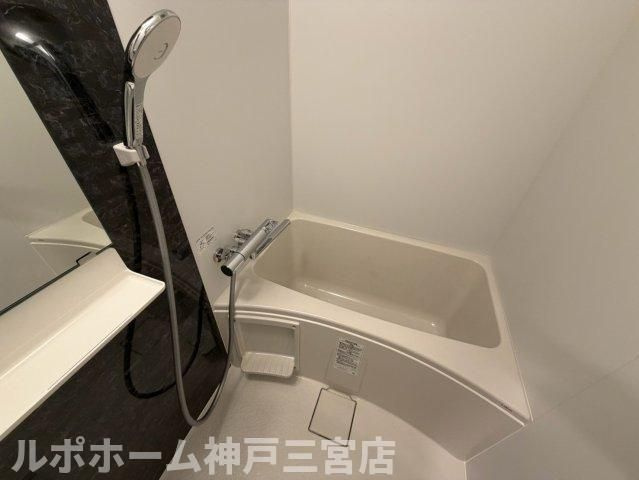 セレニテ西元町アリエの浴室