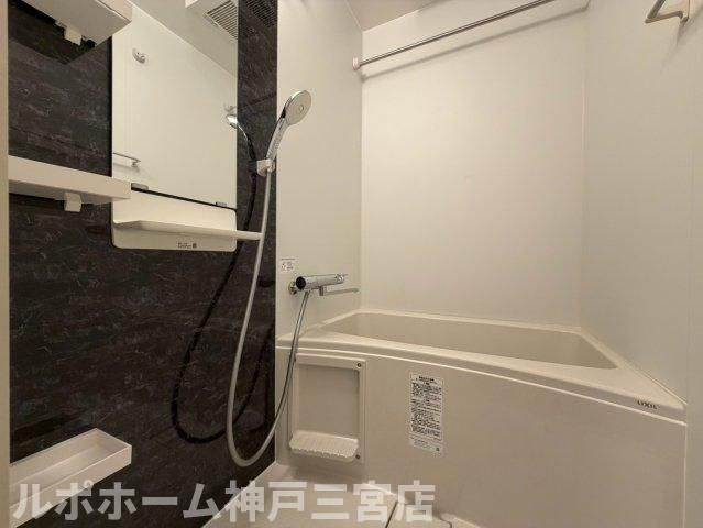 セレニテ西元町アリエの浴室