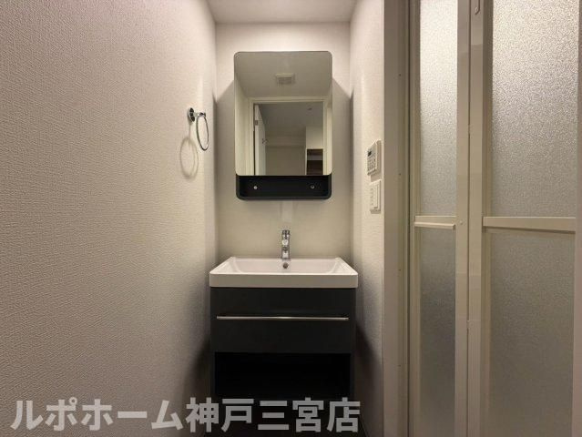 セレニテ西元町アリエの洗面所
