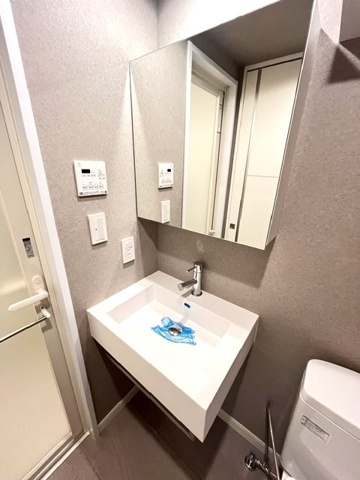 新品家具付きマンション西新橋1(KaGood東京)の独立洗面台|独立洗面台、小物を置くことができて便利です