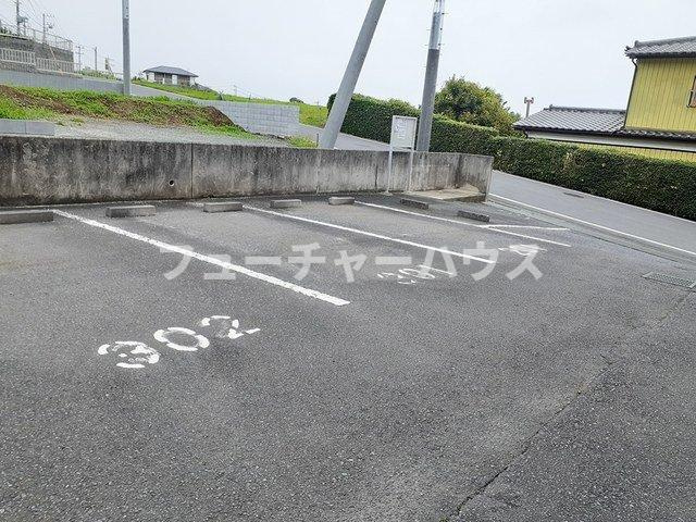 メゾンエレガントＩの駐車場|駐車場があります