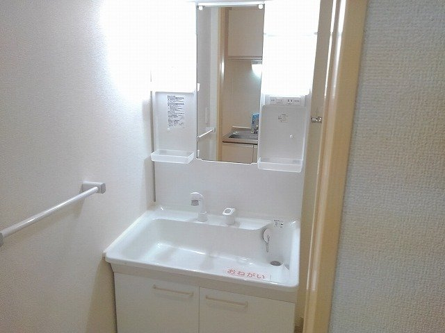 クオーレⅡの洗面所|脱衣スペースもあります
