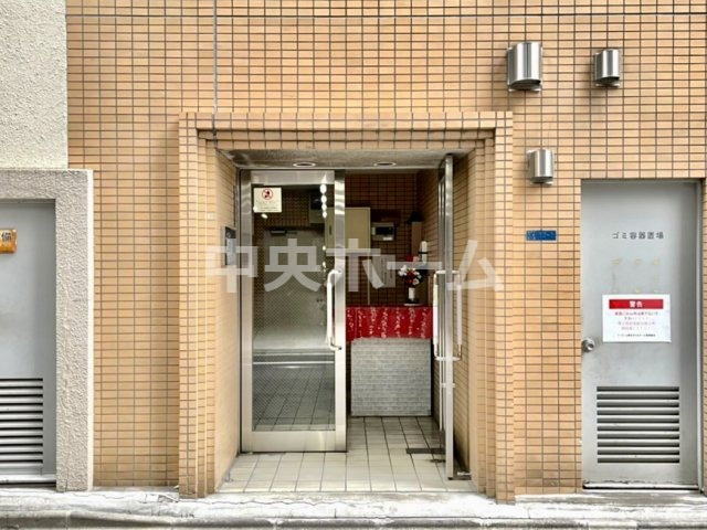 トーカン上野北キャステールのエントランス|【エントランス】マンションのエントランスは、その物件の印象を決める、顔とも言える場所です。毎日通る場所ですからきれいなのが一番です。エントランス内はオートロックですので暮らしの安全も確保されています。