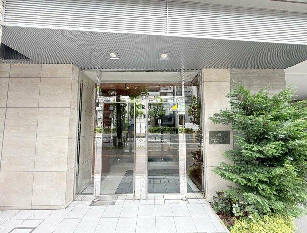ロイジェントパークス四ツ谷のエントランス