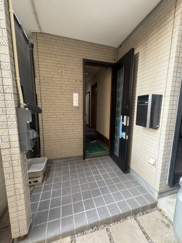 豊岡町戸建のエントランス
