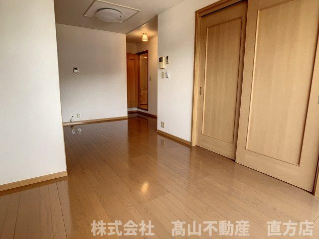 直方市大字頓野のアパートの居間・リビング