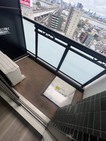 プレサンス塚本駅前のバルコニー|外からの目が気にならないバルコニーで洗濯物が干せます