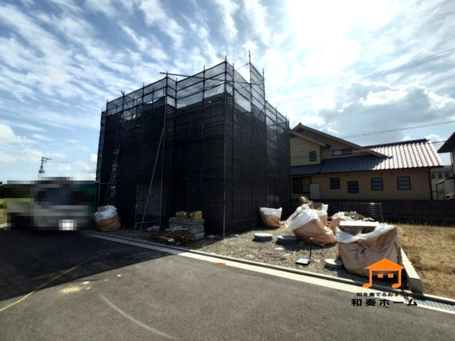 クレイドルガーデンさぬき市長尾西第１◇耐震等級３取得のオール電化住宅です！の前面道路含む現地写真|現地写真
道路が６ｍと広く見通しが良いため、駐車や車庫入れがしやすいです！車の切り返しもしやすく毎日の車の利用が快適になります。開放感のある住環境に加え、駐車のしやすさも魅力的なお家です。