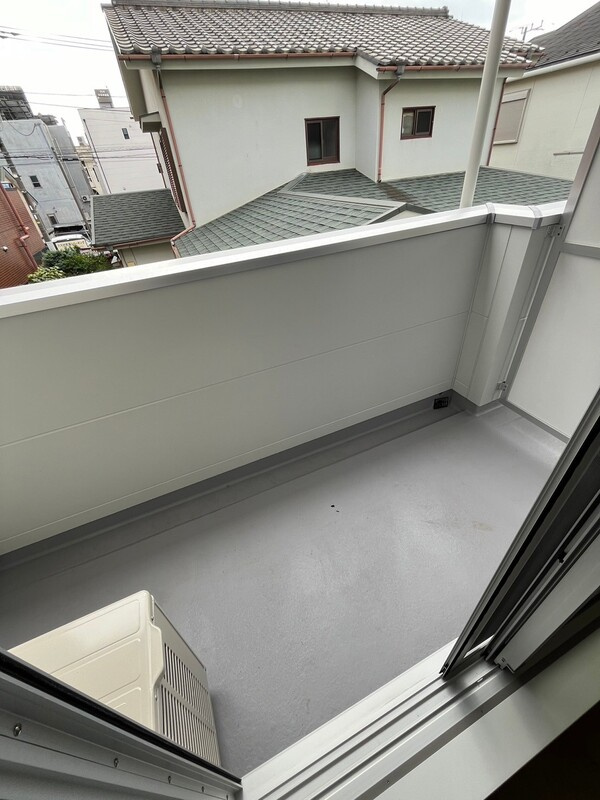 平塚市八千代町のアパートのバルコニー