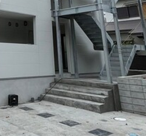 平塚市八千代町のアパートのエントランス