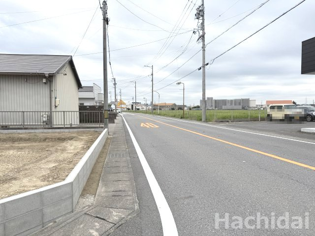 高浜市碧海町　新築戸建＜1号棟＞の前面道路含む現地写真|●前面道路　北側：6.2ｍ　西側：8.7ｍ　前面道路は広く、見晴らしも良いので駐車時も安心です♪