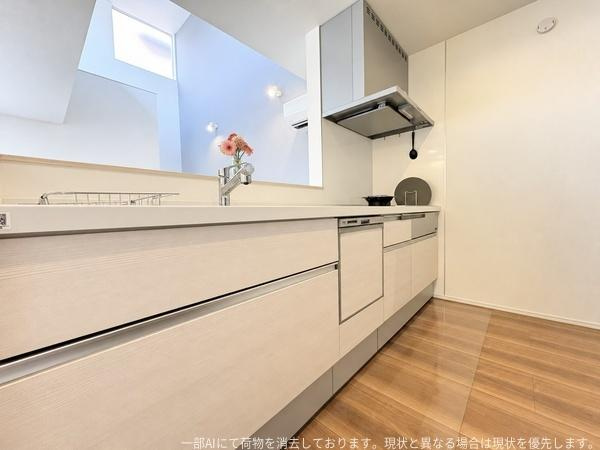 横田1丁目　戸建てのキッチン|天井が高く窓からの光がしっかりと入ります。
作業スペースも広く取られており手入れのしやすさも特徴です。収納スペースも充実しています。