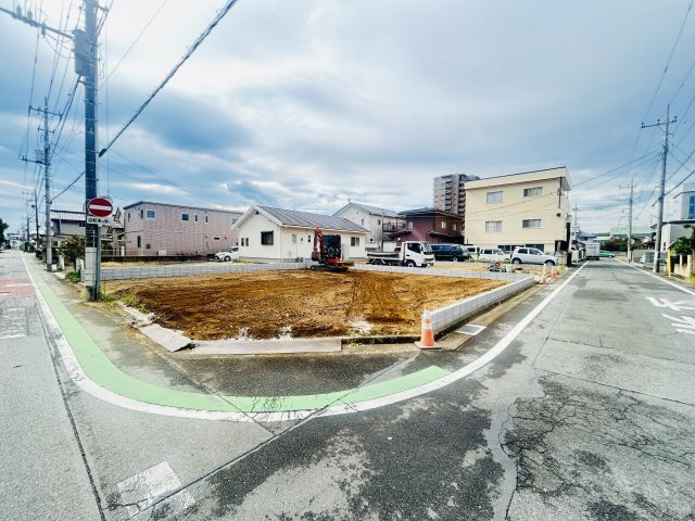 新築　前橋市国領町7期　2号棟の前面道路含む現地写真|現地写真　北側接道幅員約5.9ｍ　東側接道幅員約5.9ｍ