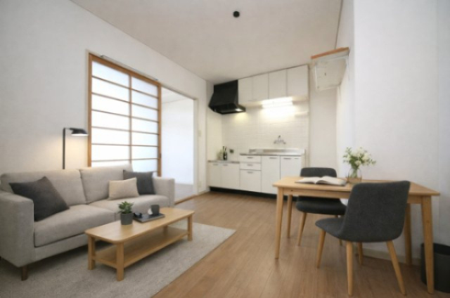 岩滑イーストハイツの居間・リビング|バーチャルステージングの写真となります。家具家電等は付帯しません。参考にご覧くださいませ。