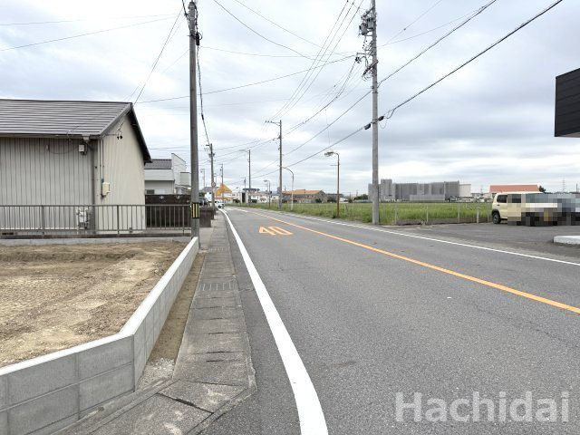 高浜市碧海町　新築戸建＜2号棟＞の前面道路含む現地写真|●前面道路　北側：6.2ｍ　西側：8.7ｍ　前面道路は広く、見晴らしも良いので駐車時も安心です♪