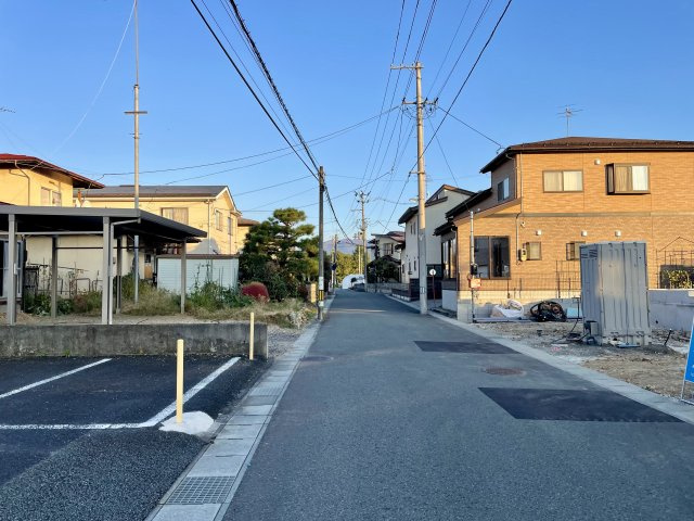 【前面道路含む現地写真】 | 【新築分譲住宅　～クレイドルガーデン～】 山形市西田　第13　☆全2棟☆ | 表現された空間は豊かな光と風を纏い、暮らしの時間を豊かにしてくれます。デザインされた空間と競い合うかのような充実した建物設備も家族の時間を彩ってくれることでしょう。