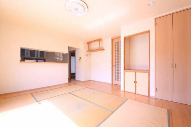 武子中古住宅の居間・リビング|〇１Fリビング〇
タタミコーナーのあるLDK　18.7帖です。