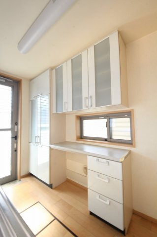 武子中古住宅の設備|〇キッチン収納〇
１Fキッチンのカウンター食器棚です。