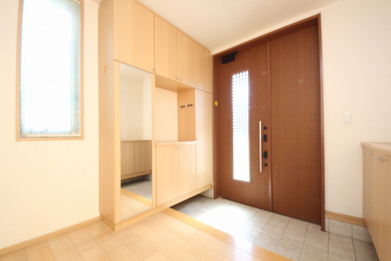 武子中古住宅の玄関|〇玄関〇
1.5間の贅沢な造りの玄関。収納も豊富です。