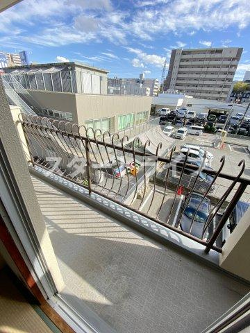 大阪市淀川区新高１丁目の賃貸マンションのバルコニー