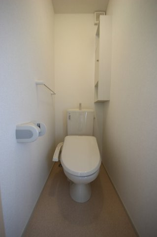 ベルソレイユBのトイレ|ゆったりとした空間のトイレです