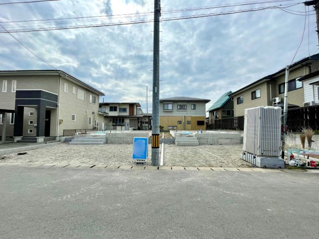 【前面道路含む現地写真】 | 【新築分譲住宅　～クレイドルガーデン～】天童市柏木町　第7　☆全2棟☆ | 忙しく過ぎゆく日常を忘れ去るほど、ゆったりした時間が流れる住環境。『快適』は「家」と「街」と「環境」が調和した時に訪れることだと改めて感じさせてくれます。