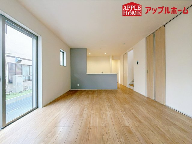 上尾市小泉の居間・リビング|明るい日差しがさすリビングは、家族の憩い空間。毎日話が弾みそうですね♪