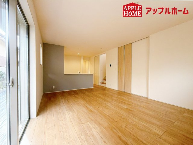 上尾市小泉の居間・リビング|人気の対面式キッチンで会話も弾みます！お食事の準備をしながらでもご家族とのコミュニケーションを楽しめますね♪